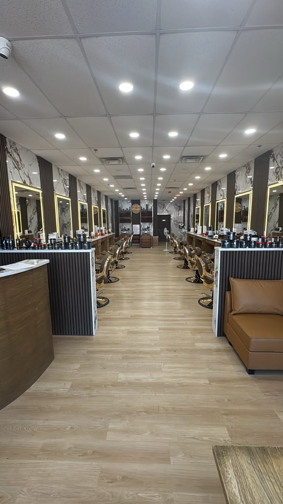 حلاق يقدم قصة شعر دقيقة في Fade & Style Barbershop في ألن، تكساس